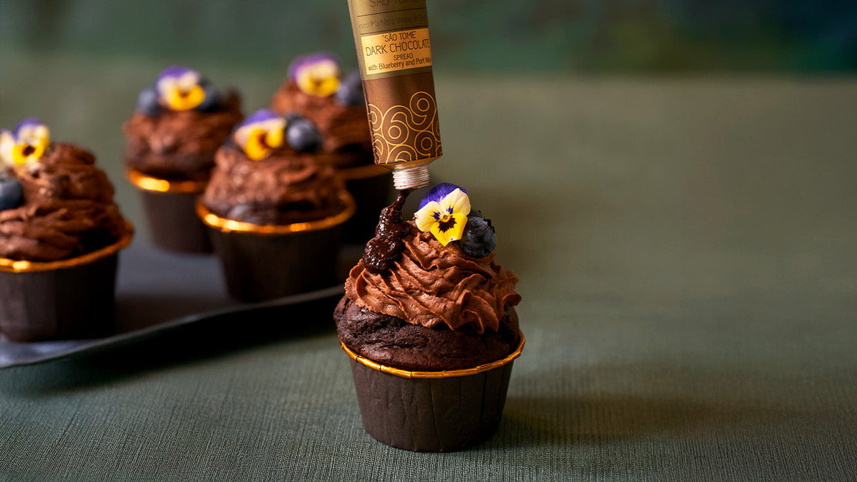 Cupcakes de Chocolate Negro com Mirtilo e Vinho do Porto