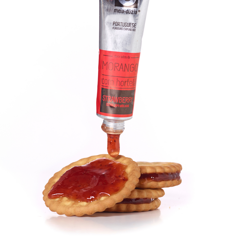 
                  
                    Bolacha com doce extra de morango com hortelã em bisnaga, parte da Box Experiência: Doces de Fruta + Crackers | Presente Dia da Mãe meia.dúzia®
                  
                