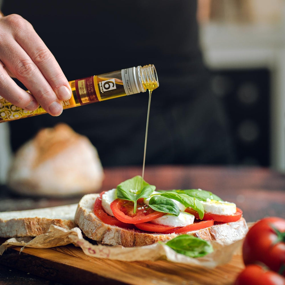 Tosta com tomate, queijo mozzarella e manjericão com um fio de azeite com malagueta meia.dúzia