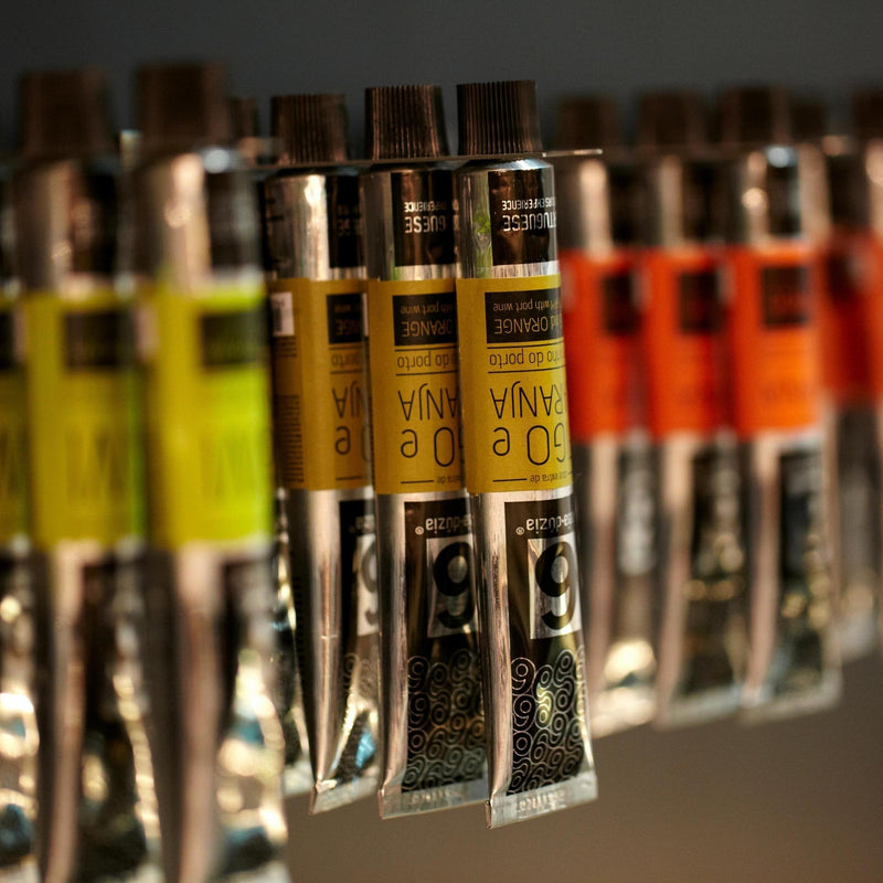 Com o Pack pode levar casa meia.dúzia de sabores para saborear e apreciar no seu espaço de uma forma tranquila, ou oferecer a um amigo ou quem mais gosta uma experiência única.