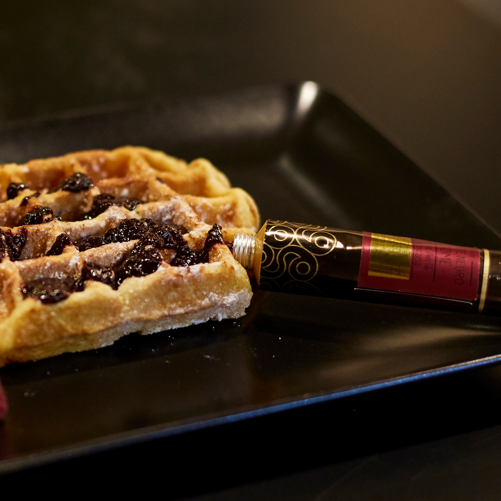 Waffle com topping de Creme de Chocolate Negro São Tomé com Amora, Avelã e Noz-Moscada, parte do PACK 3 Cremes de Chocolate - Obrigado Mãe | Presente Dia da Mãe - meia.dúzia®