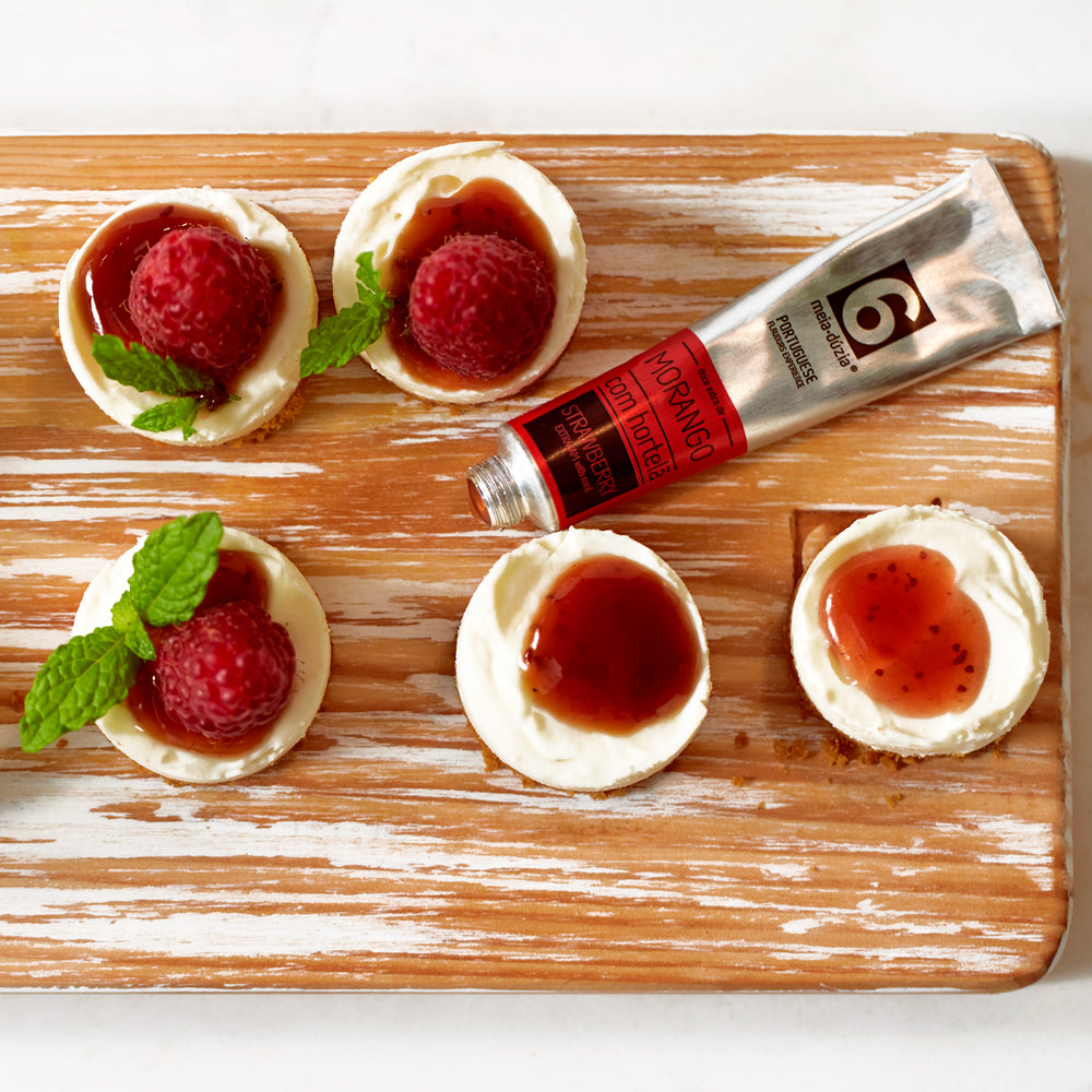 
                  
                    Mini cheesecakes com topping de Doce Extra de Morango com Hortelã em bisnaga meia.dúzia®, parte do Travel Kit 6 Doces Artesanais - Azulejos Portugueses - Presente de Portugal
                  
                