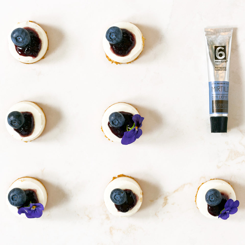 
                  
                    Mini cheesecakes com topping de Doce Extra de Mirtilo com Cidreira em bisnaga meia.dúzia®, parte do Travel Kit 6 Doces Artesanais - Azulejos Portugueses - Presente de Portugal
                  
                