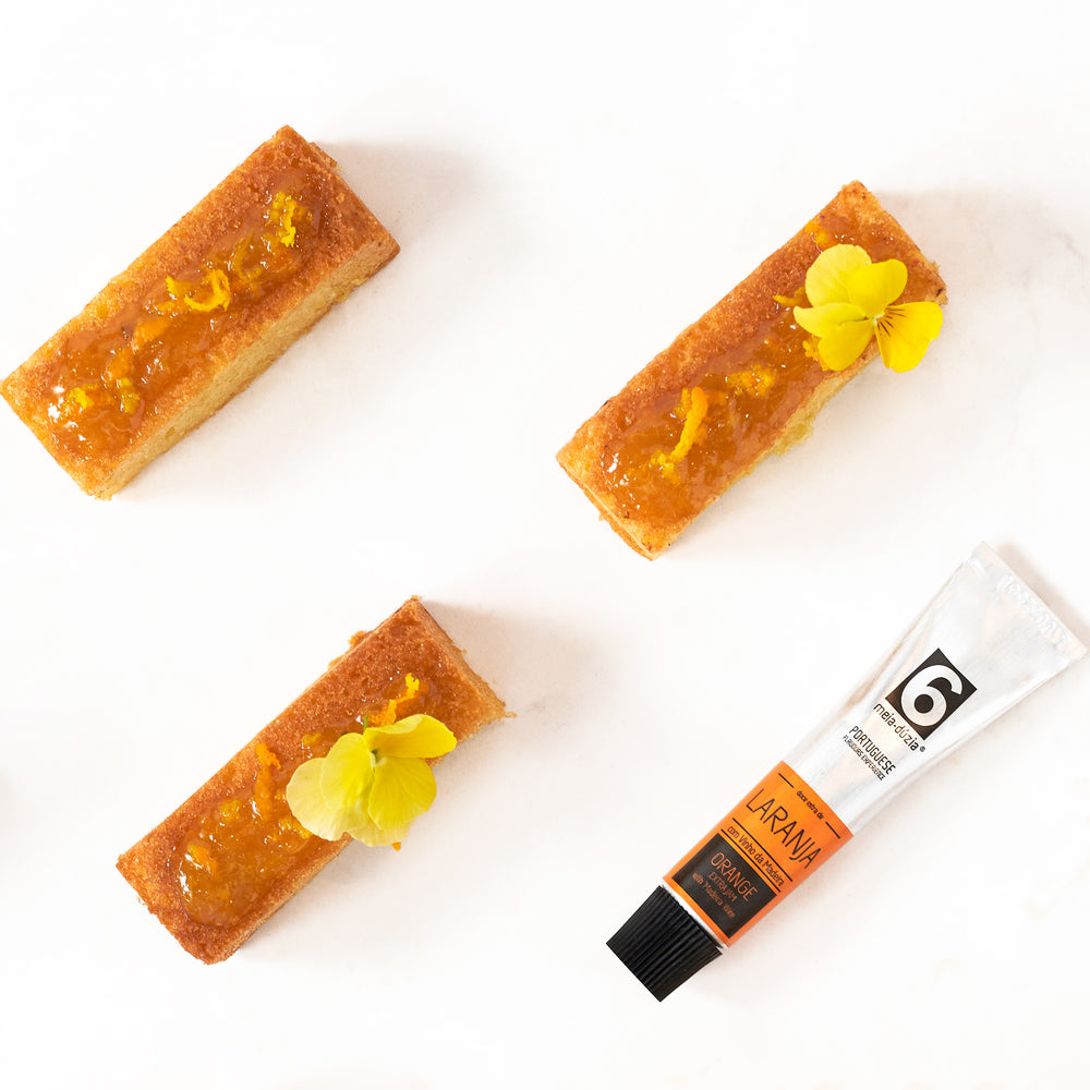 
                  
                    Bolo de laranja com topping de Doce Extra de Laranja com Vinho da Madeira em bisnaga meia.dúzia®, parte do Travel Kit 6 Doces Artesanais - Azulejos Portugueses - Presente de Portugal
                  
                