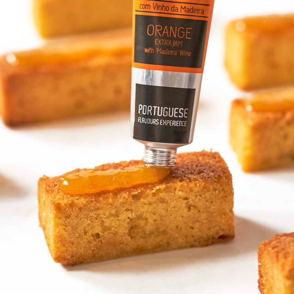 
                  
                    Bolo de laranja com topping de Doce Extra de Laranja com Vinho da Madeira em bisnaga meia.dúzia®, parte do Travel Kit 6 Doces Artesanais - Azulejos Portugueses - Presente de Portugal
                  
                