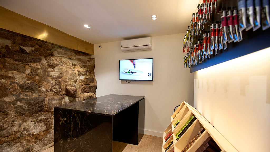 Interior da loja meia.dúzia® Bainharia no Porto, Portugal