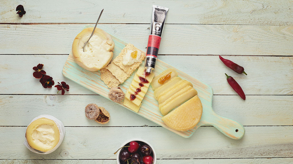 Tábua de degustação de queijos e compotas na loja meia.dúzia® na Travessa da Bainharia, Porto, Portugal.