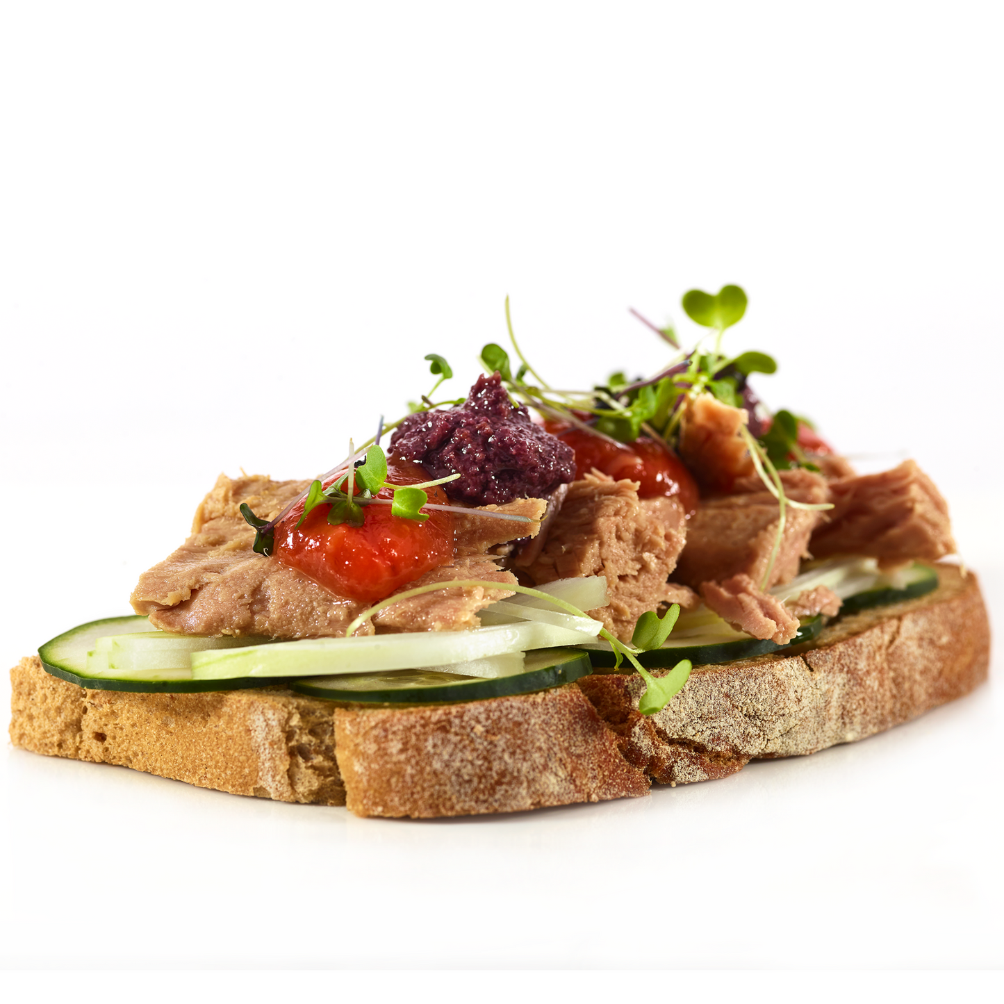 tosta de atum e microlegumes com chutney de pimento e pasta de azeitona galega com figo meia.dúzia®