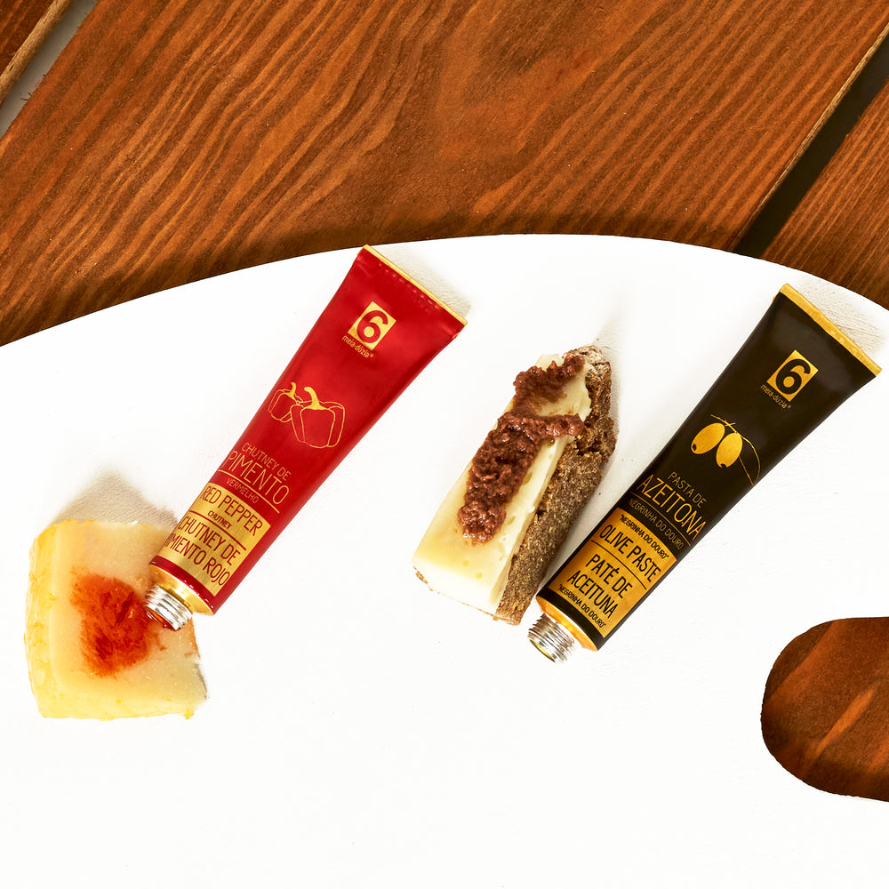 
                  
                    Broa e queijos portugueses com chutney de pimento vermelho e pasta de azeitona Negrinha do Douro em bisnaga da meia.dúzia®, parte do Travel Kit 6 Sabores (Doces, Chocolates, Pastas) - Monumentos Portugueses - Gift de Portugal
                  
                