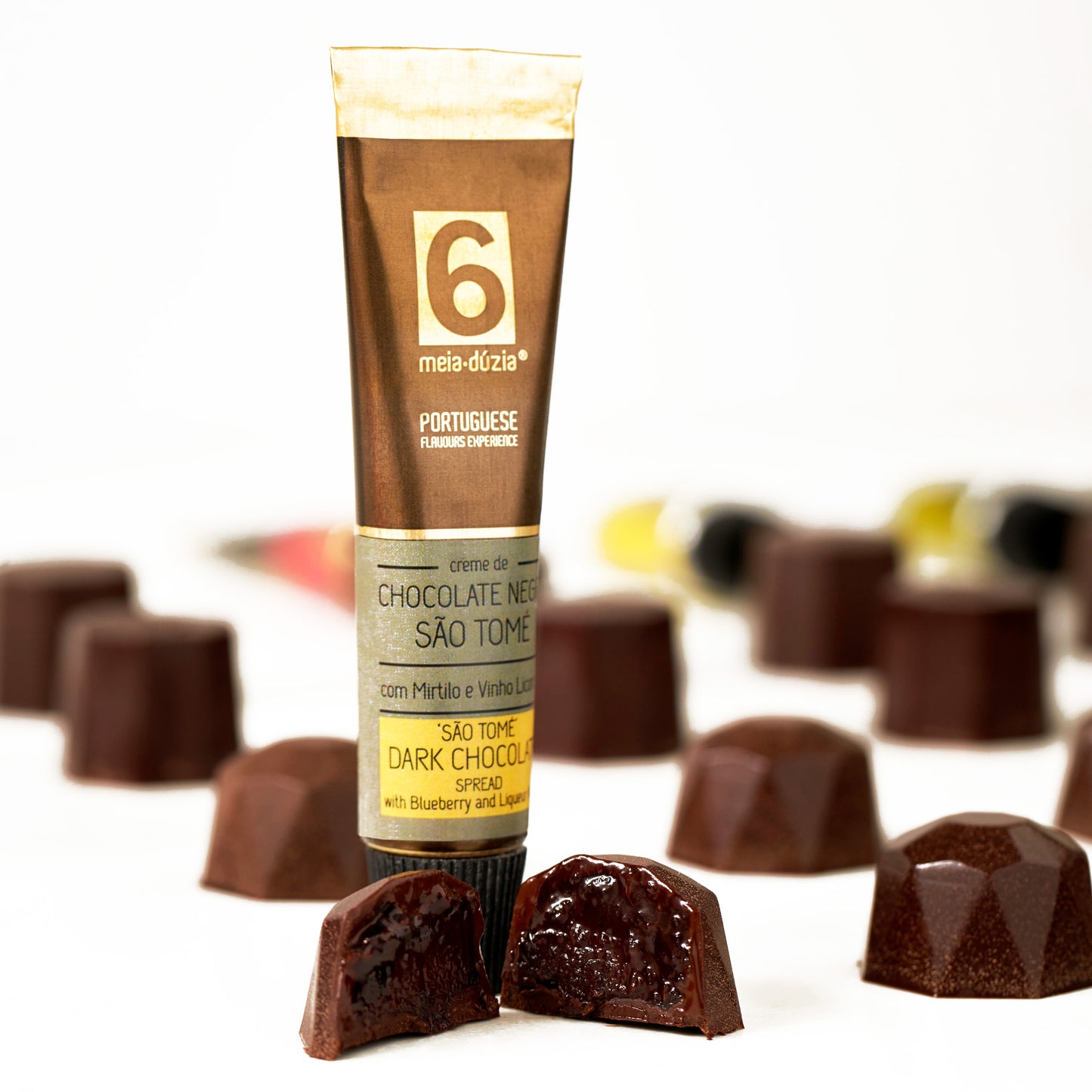 Bombons artesanais de chocolate negro com recheio de Creme de Chocoalte Negro São Tomé com Mirtilo e Vinho Licoroso em bisnaga da meia.dúzia®, parte do Travel Kit 6 Sabores (Doces, Chocolates, Pastas) - Monumentos Portugueses - Gift de Portugal