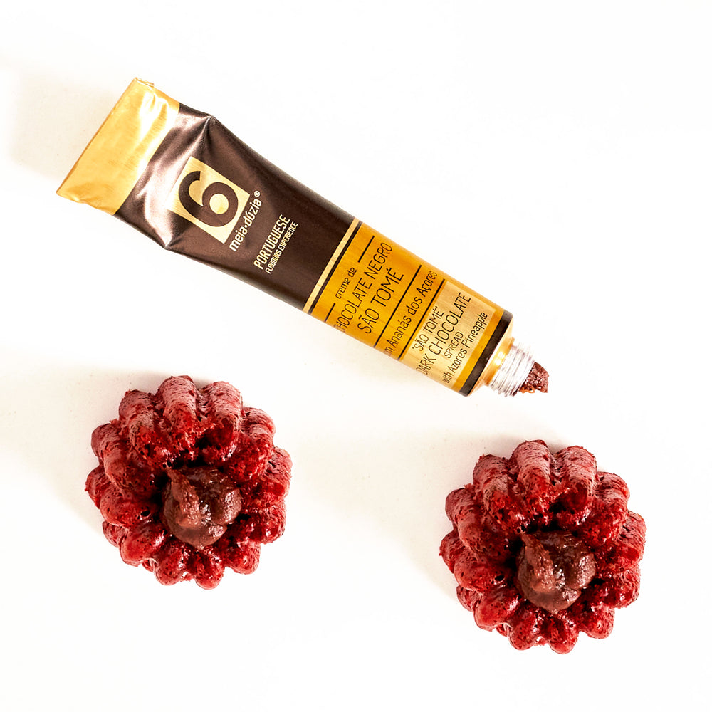 
                  
                    Bolinhos red velvet com topping de creme de chocolate negro São Tomé com Ananás dos Açores em bisnaga da meia.dúzia®, parte do Travel Kit 6 Sabores (Doces, Chocolates, Pastas) - Monumentos Portugueses - Gift de Portugal
                  
                