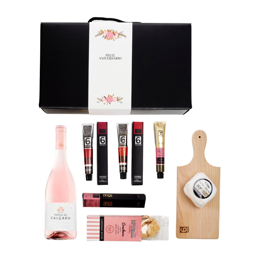 
                  
                    Cabaz Feliz Aniversário- Experiência Gastronómica 4 meia.dúzia®. Uma experiência gastronómica fresca de sabores frutados, para oferecer como prenda de aniversário. Cabaz Gourmet de Aniversário, com produtos 100% portugueses e artesanais, que pode personalizar com mensagem ou nome do aniversariante.
                  
                