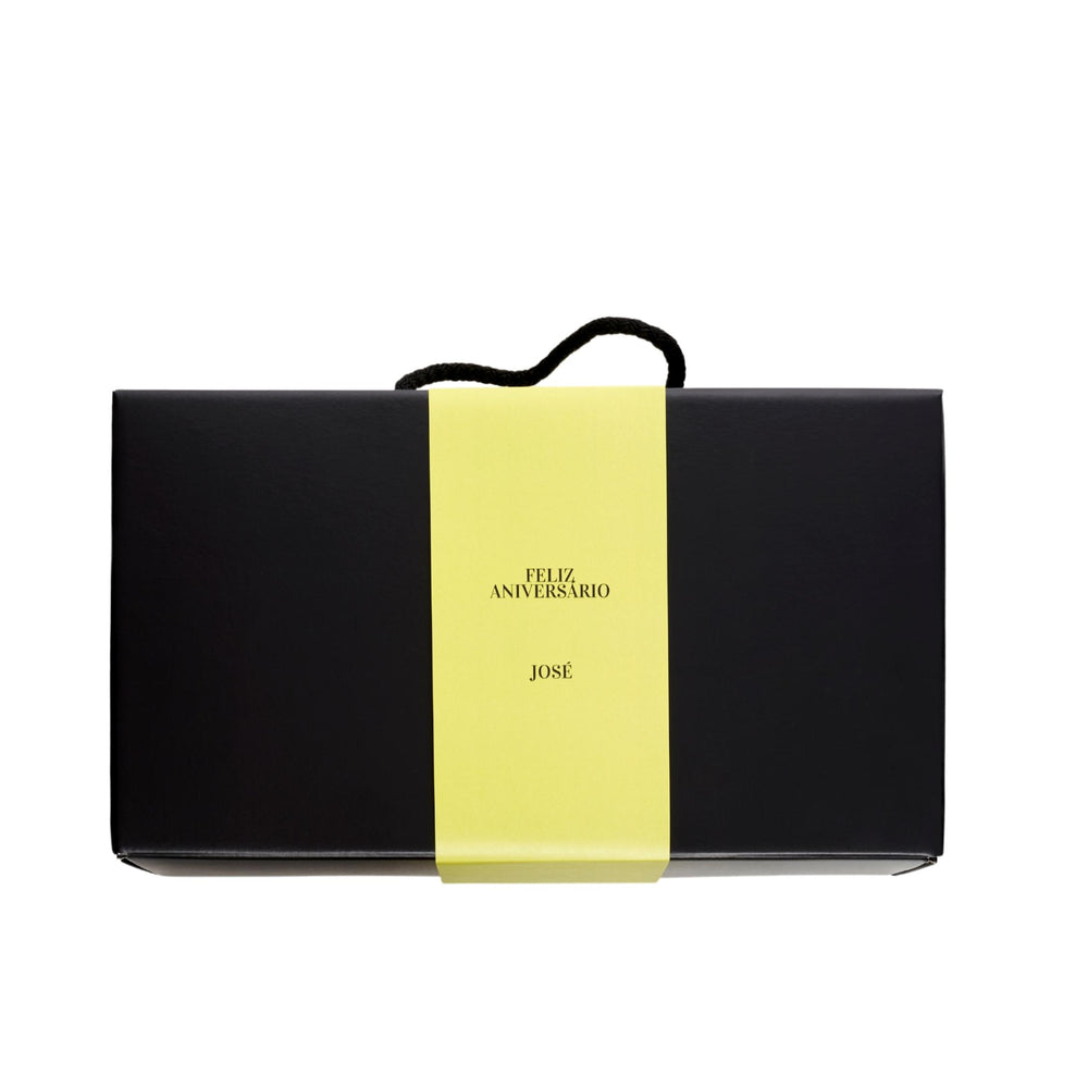 
                  
                    Cabaz Feliz Aniversário- Experiência Gastronómica 3 meia.dúzia® Esta é uma caixa oferta gastronómica de sabores de várias regiões de Portugal, que pode ser personalizada com nome de aniversariante, inclui um cartão que pode escrever uma mensagem especial.
                  
                