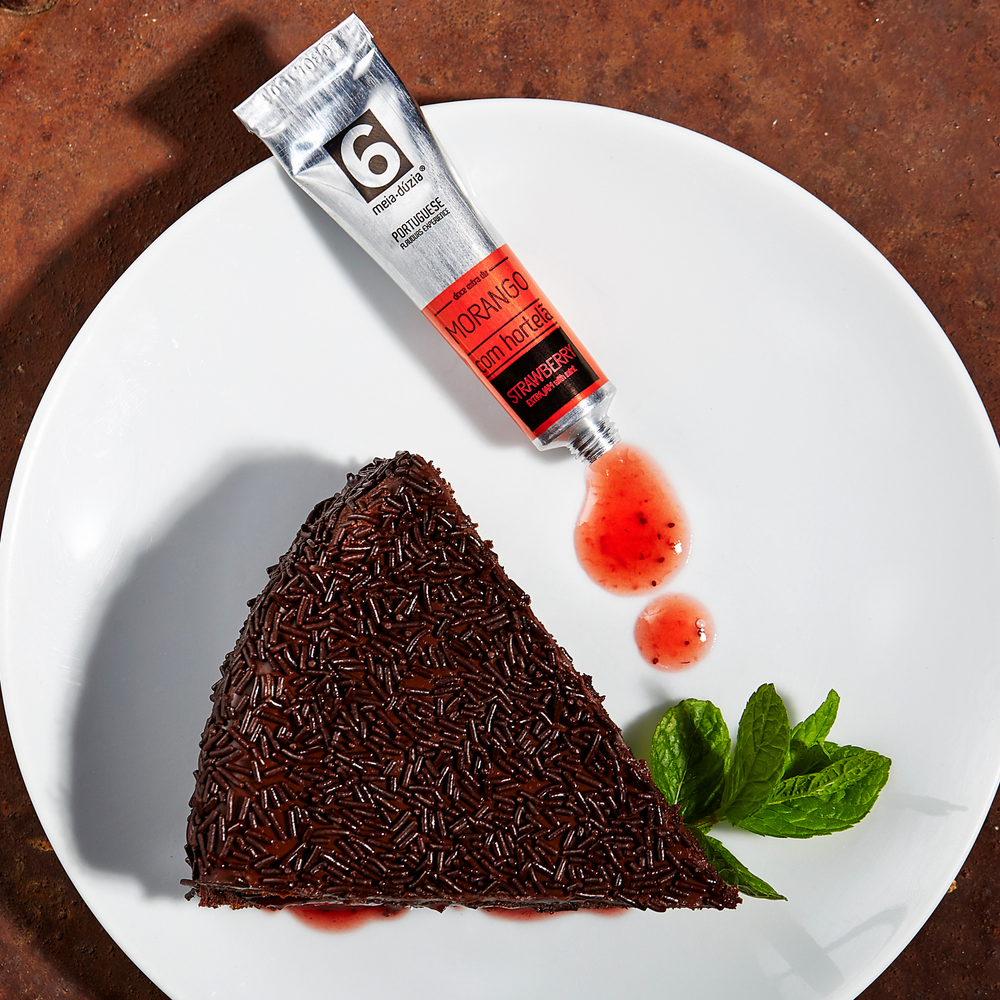 
                  
                    Bolo Brigadeiro de Chocolate Negro com recheio de Doce Extra de Morango e Hortelã em bisnaga meia.dúzia®, parte do Travel Kit 6 Doces Artesanais - Azulejos Portugueses - Presente de Portugal
                  
                