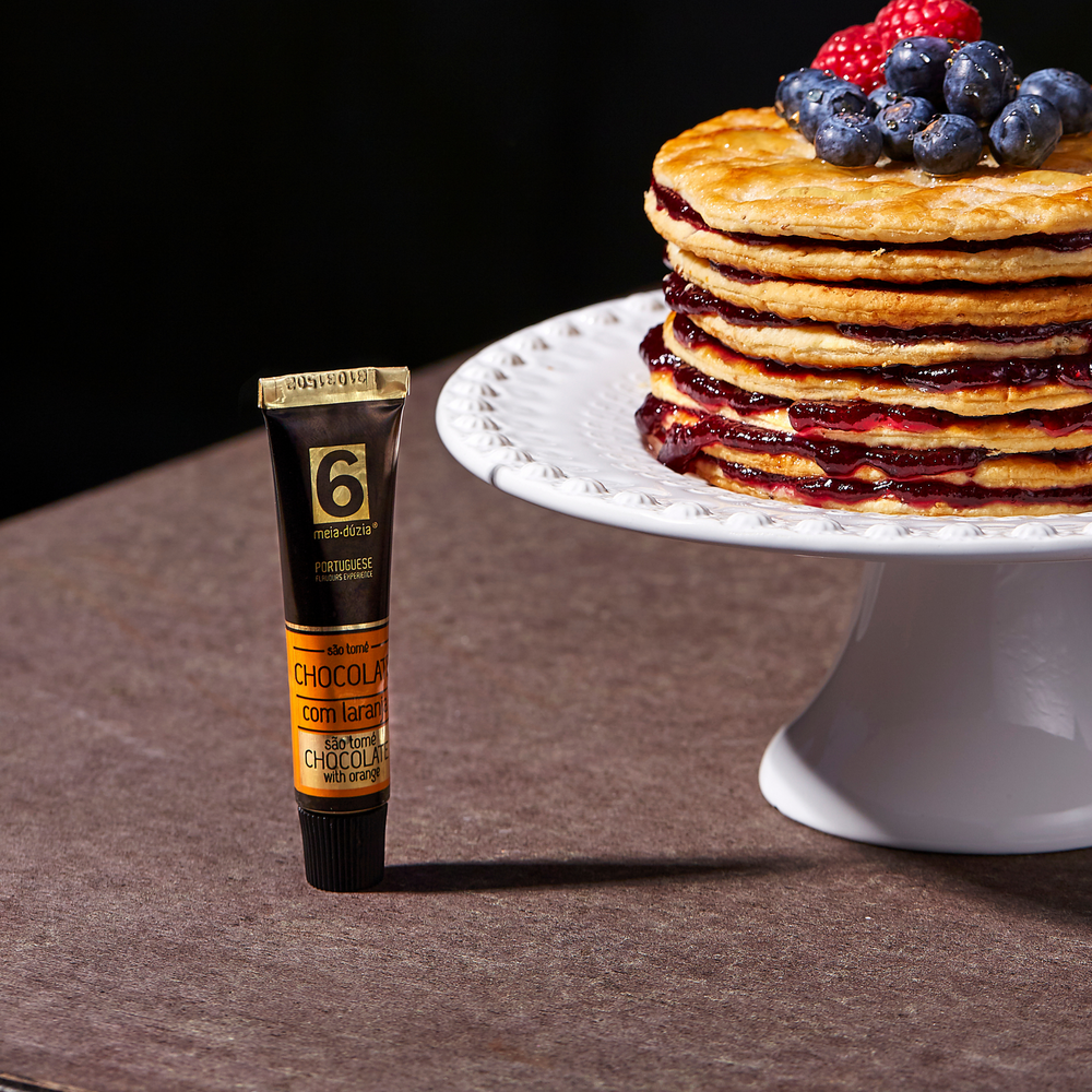 panquecas de frutos vermelhos com creme de chocolate negro com laranja do algarve meia.dúzia