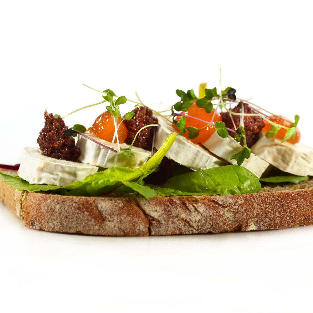 
                  
                    Tosta de queijo de cabra curado com pasta de azeitona Negrinha do Douro com especiarias meia.dúzia
                  
                