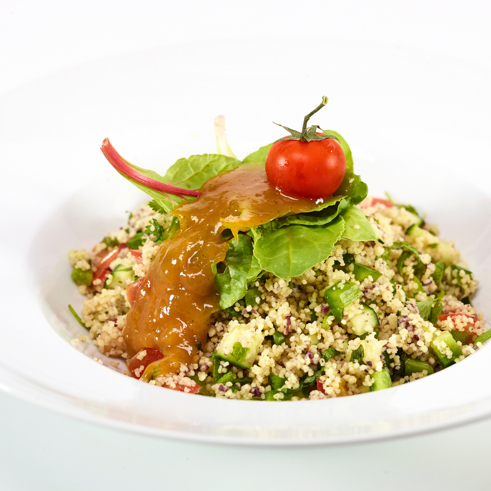 
                  
                    Salada de Couscous com Pasta de Azeitona Negrinha do Douro e Chutney de Manga do Chef Álvaro Costa, incluida na BOX CHEF - 1ª Edição com Livro de Receitas meia.dúzia®
                  
                