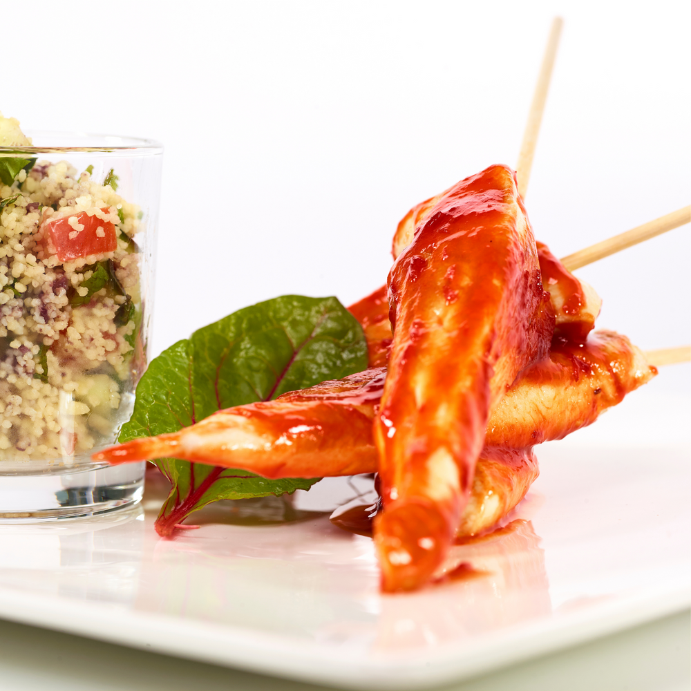 
                  
                    Espeto Satay de Galinha com Chutney de Pimento, receita do Chef Álvaro Costa, incluida na BOX CHEF - 2ª Edição com Livro de Receitas meia.dúzia®
                  
                