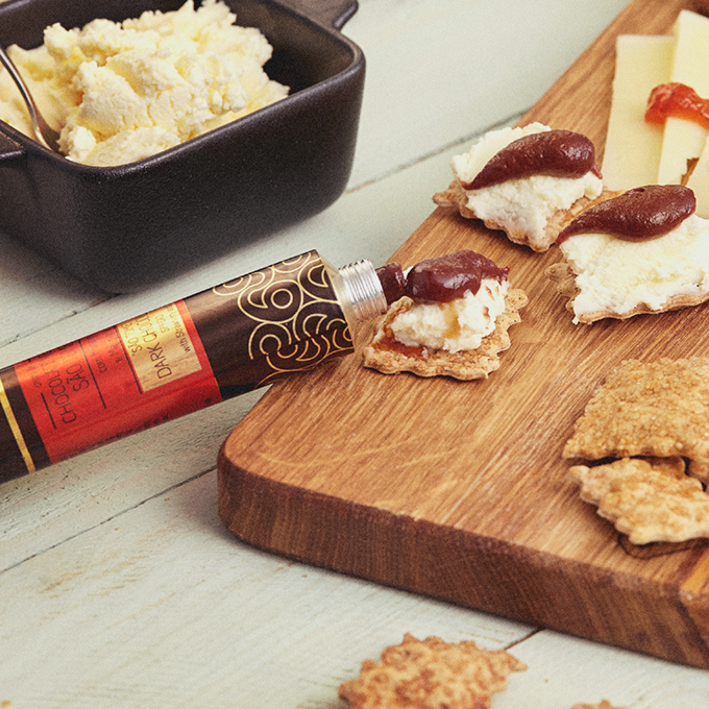 Tábua de queijos italianos com creme de chocolate negro São Tomé com morango e malagueta meia.dúzia
