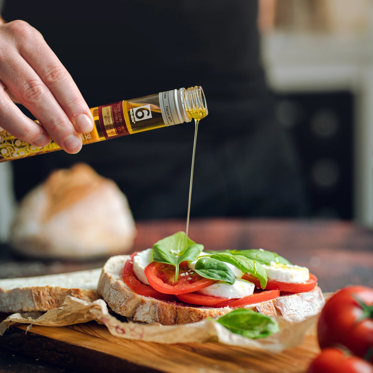 Tosta de pão rústico com tomate, queijo mozzarella e manjericão com um fio de azeite extra virgem com malagueta - parte do PACK 3 Azeites Extra Virgem - Galo de Barcelos - Presente de Portugal meia.dúzia®
