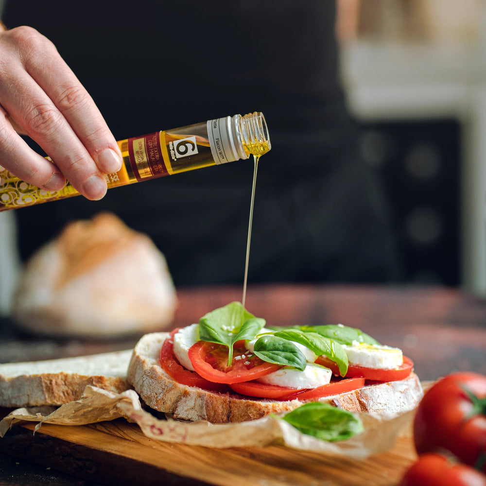 Tosta de pão rústico com tomate, queijo mozzarella e manjericão com um fio de azeite extra virgem com malagueta - parte do PACK 3 Azeites Extra Virgem - Galo de Barcelos - Presente de Portugal meia.dúzia®